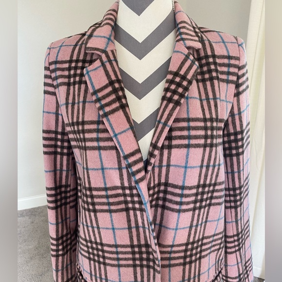 Glamorous pink plaid coat
•Two welt pockets with flaps at the front
•worn twice - Picture 9 of 9